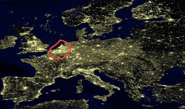 В ночное время, Бельгия освещается более ярко, за счет густой сети шоссе, которая почти на 100% освещена.