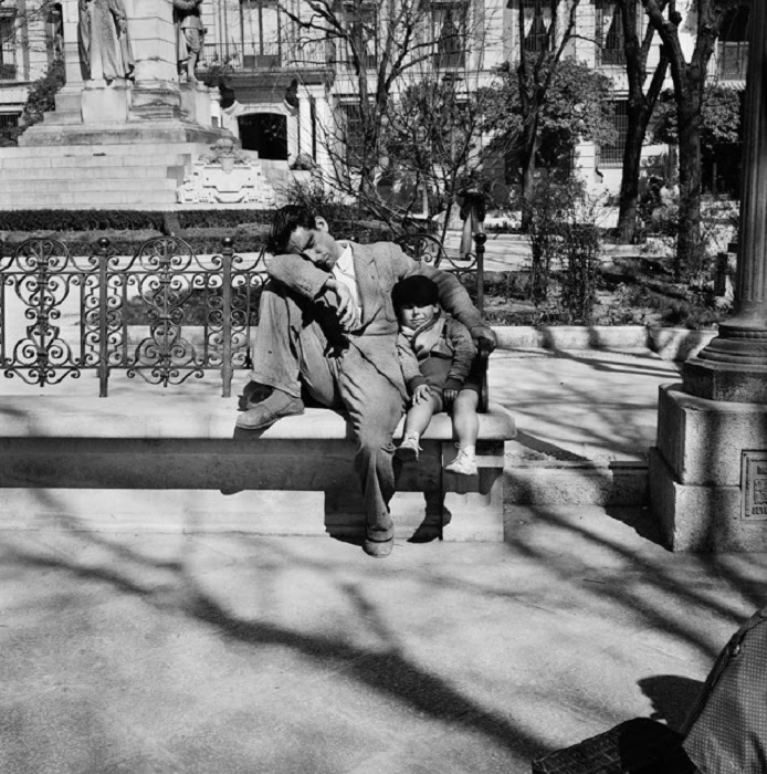 Уставший отец задремал на скамейке. Испания, 1956 год.