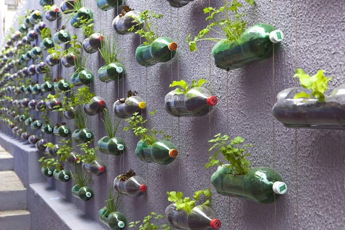16 идей поделок из пластиковых бутылок для дачи + фото
