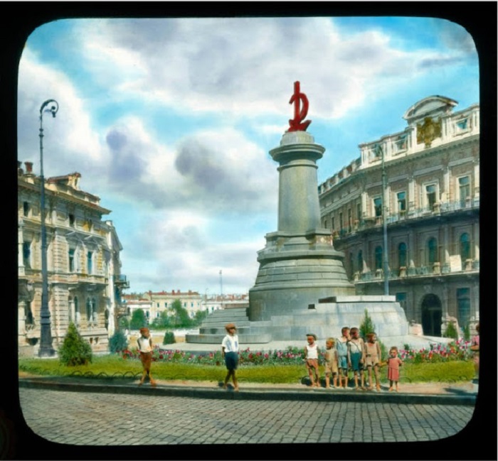 Екатерининская площадь, но памятник Екатерине уже снесли, а памятник героям броненосца Потёмкина еще не установили.