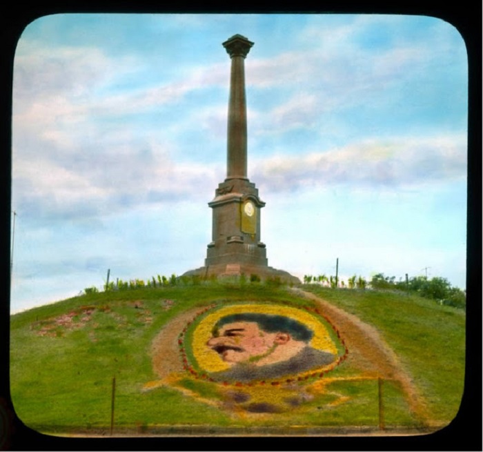 Портрет Сталина, высажен из живых цветов.