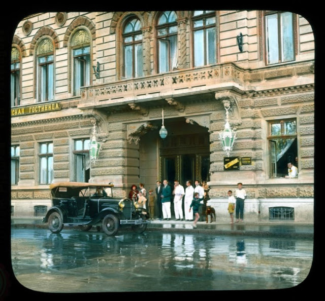 Гостиница, построенная на Приморском бульваре с отдыхающими, которые прячутся от дождя.