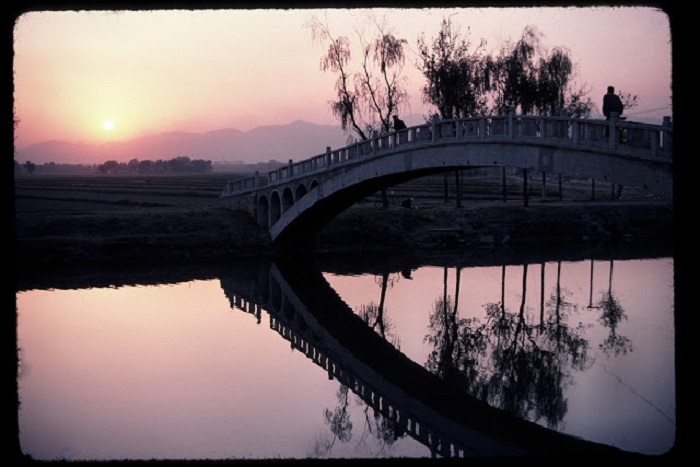 Один из многочисленных арочных мостов Пекина.