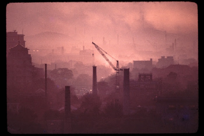 Заводы и фабрики китайской столицы создают гигантский смог, который не рассеивается долгое время.