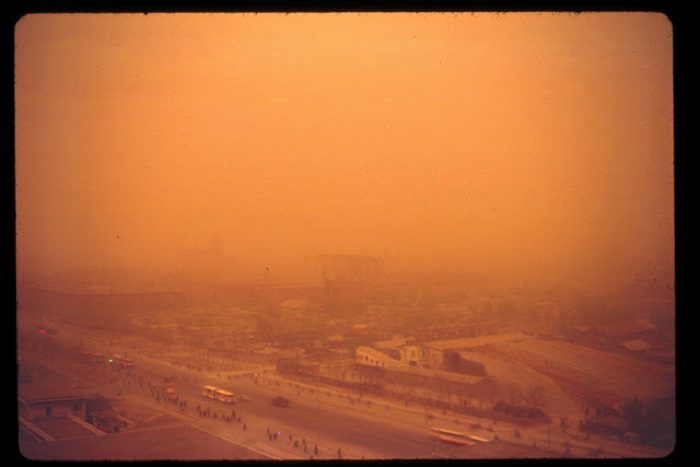 Песчаная буря в Китае похожа на дождь, когда вместо воды льется песок.