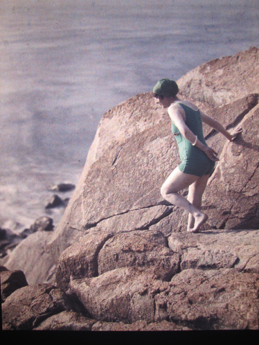 Женщина в зеленом купальнике и шапочке - специальные атрибуты купания.