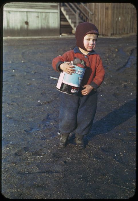 Ребенок позирует за пенни, полученный от фотографа.