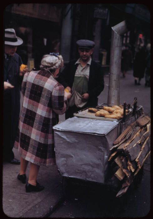 Уличный торговец горячим сладким картофелем.