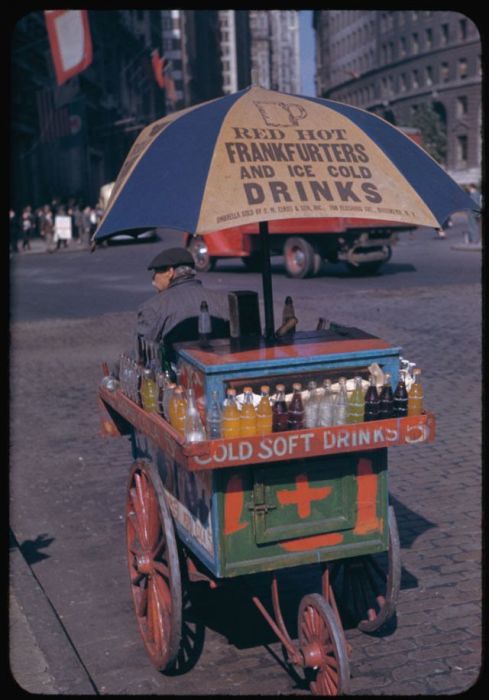 Тележка уличного торговца безалкогольными напитками возле Боулинг Грин.