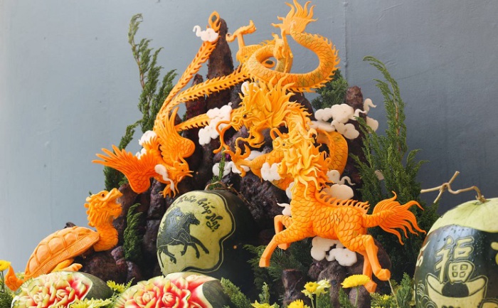 Карвинг из овощей и фруктов, мастерски выполненный в виде фигурок - персонажей из древних китайских мифов.