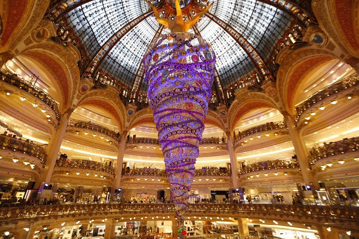 Елка длиной 25 метров украшает французский универмаг Galeries Lafayette.