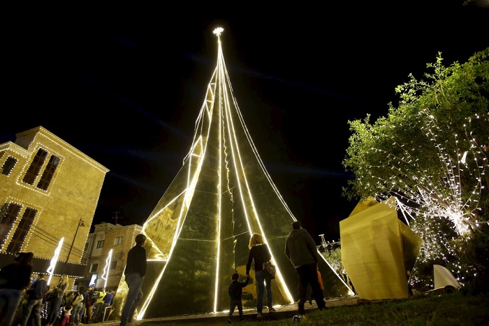 35-метровое рождественское дерево стоит в старейшем порту мира.