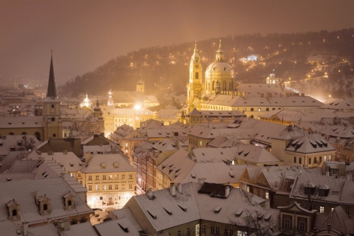 Прага, припорошенная мистической снежной дымкой и звенящая рождественскими мотивами.