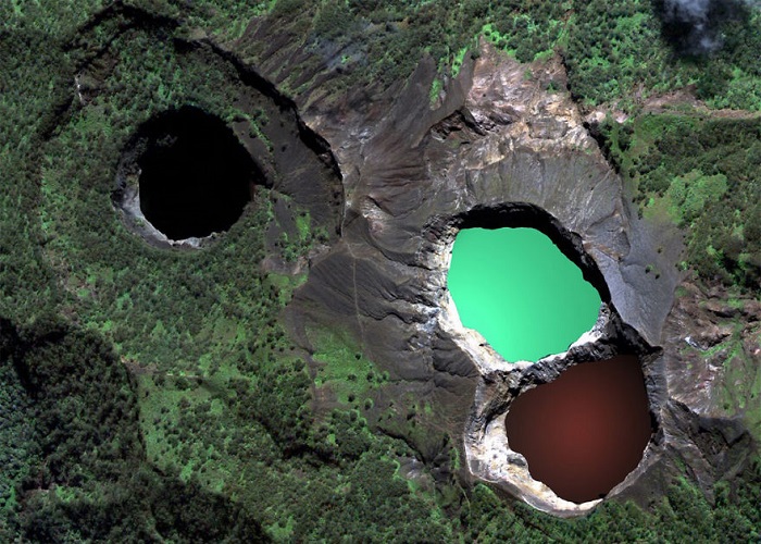 Три тихих озера расположены в нескольких футах друг от друга в кратере крупного щитообразного вулкана Кели Муту.