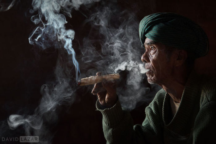 Жители Мьянмы курят не обычные сигареты, а толстые сигары.