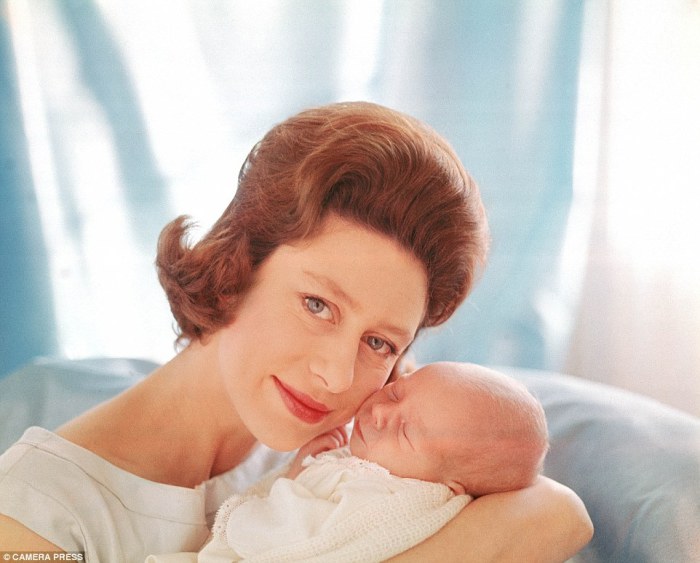 Маргарет держит новорождённого Дэвида, 1961 год.