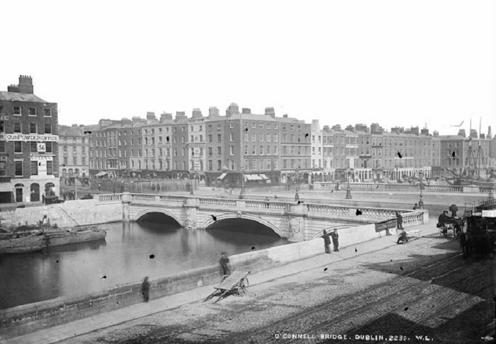 Строительство монумента, Дублин, 1880 год.