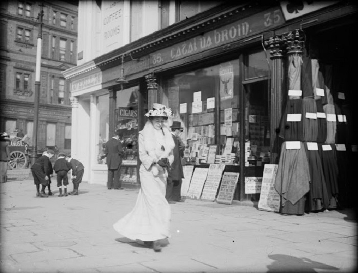 Проходя мимо газетных киосков, Дублин, 1897 год.