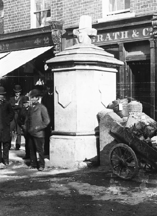 Древний кельтский крест возвышается на главной улице Блэкрока, пригород Дублина, 1890 год.