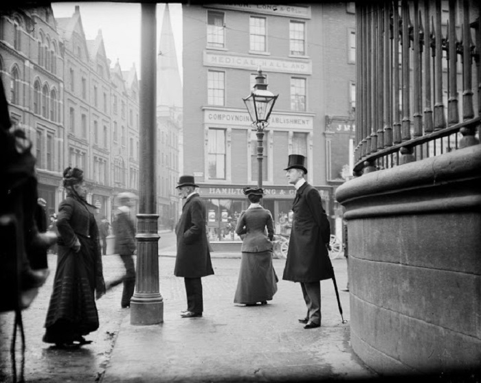 Был запечатлен на перекрестке Нассау-стрит, Графтон-стрит и Суффолк-стрит, Дублин, 1889 год.