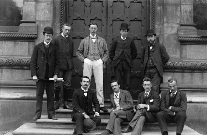 Мужчины у главного входа в здание, 1891 год.