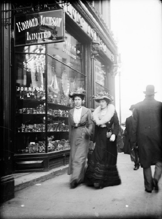 Проходя мимо ювелирной лавки на Графтон-стрит, Дублин, 1897 год.