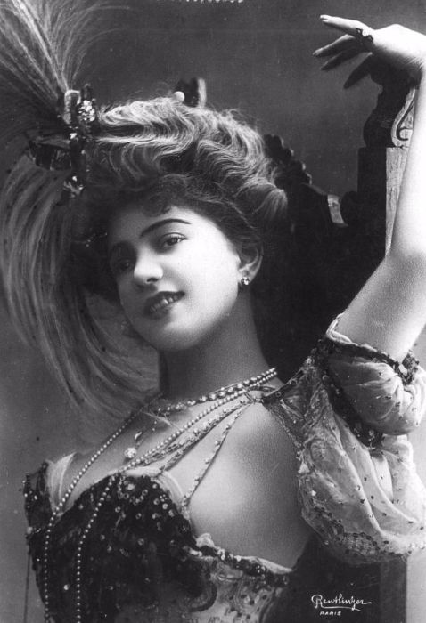 Танцовщица театра Варьете, актриса, модель, которая снималась в Прекрасную эпоху (Belle Еpoque) на открытках и плакатах.