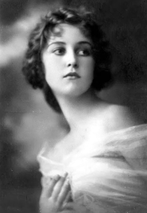 Оперная звезда, киноактриса Италии, известная куртизанка «Прекрасной эпохи» (Belle Еpoque).