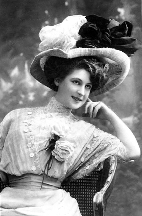 Женская летняя шляпа из соломки, украшенная шёлковыми цветами и цветными бантами