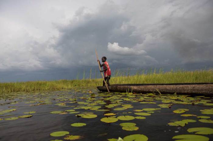 9-летний Чуол переплывает болото в Южном Судане, спасаясь от боевиков, захвативших его деревню.