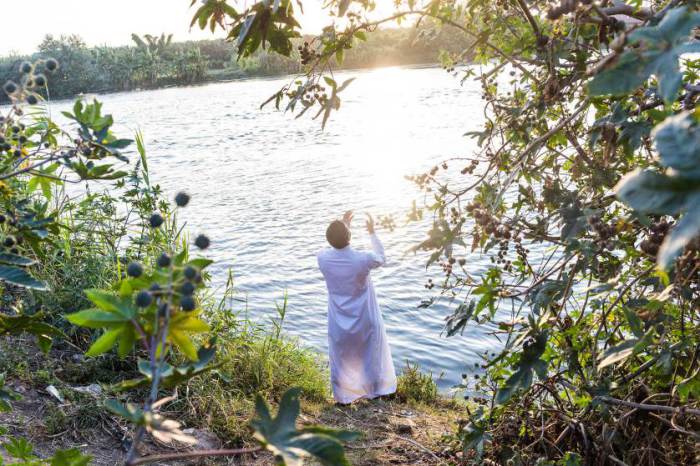 Абдул Рахман, 27-летний салафит из Эль-Мансуры, совершает молитву на берегах Нила.