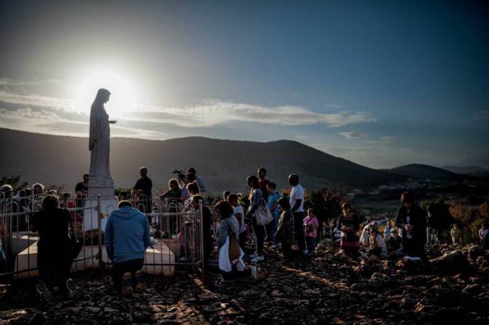 Когда солнце садится в Междугорье (селение в Боснии и Герцеговине), представители самых разных конфессий и национальностей собираются вместе, чтобы помолиться Деве Марии.