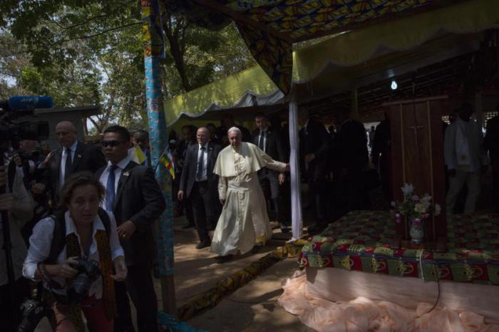 Папа Франциск посетил приход Сен-Совер, где нашли приют почти 4000 беженцев. Банги, Центральная Африканская Республика, 29 ноября 2015 года.