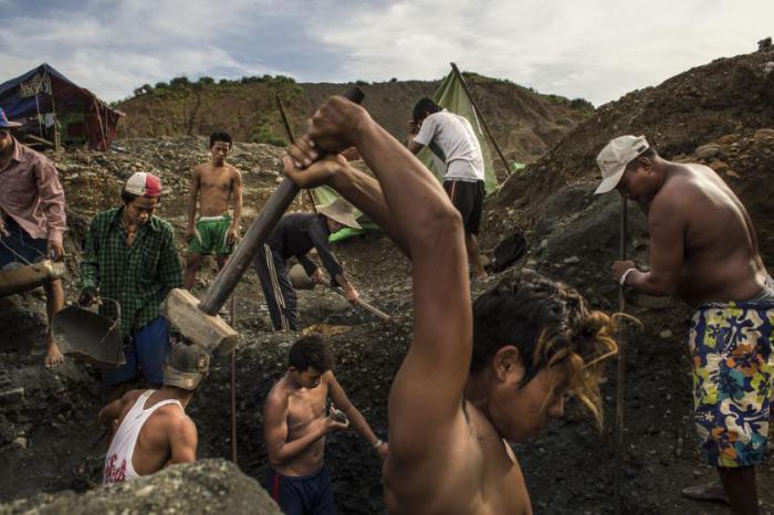 Некоторые шахтеры работают в одиночку, а некоторые в команде на небольшом участке земли, принадлежащем их «lao-ban» (означает «босс» по-китайски). Хпакант, Мяьнма, июль 2014 года.
