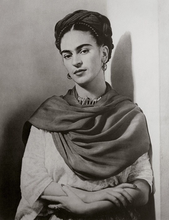 Мексиканская художница Фрида Кало в 1939 году. Фотограф венгерского происхождения Николас Мюрей.