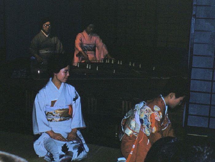Женщины в кимоно совершают вечерний ритуал чаепития.