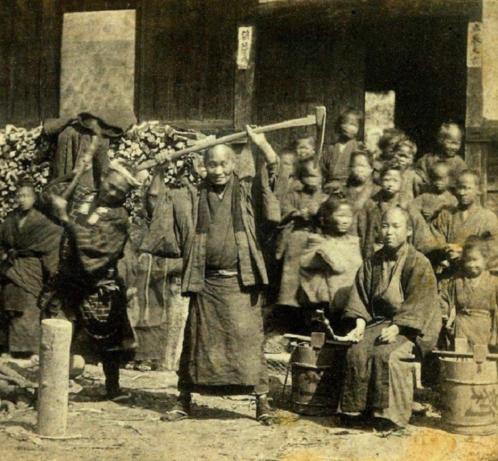 Пара старых дедов позируют перед фотокамерой, 1862 год.