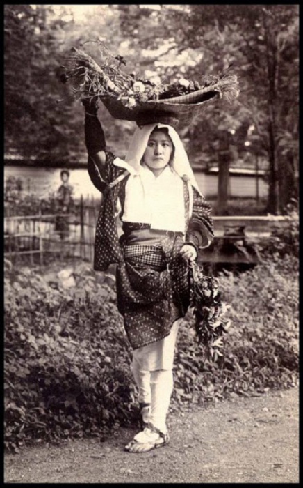Цветочница села Охара, 1900 год.