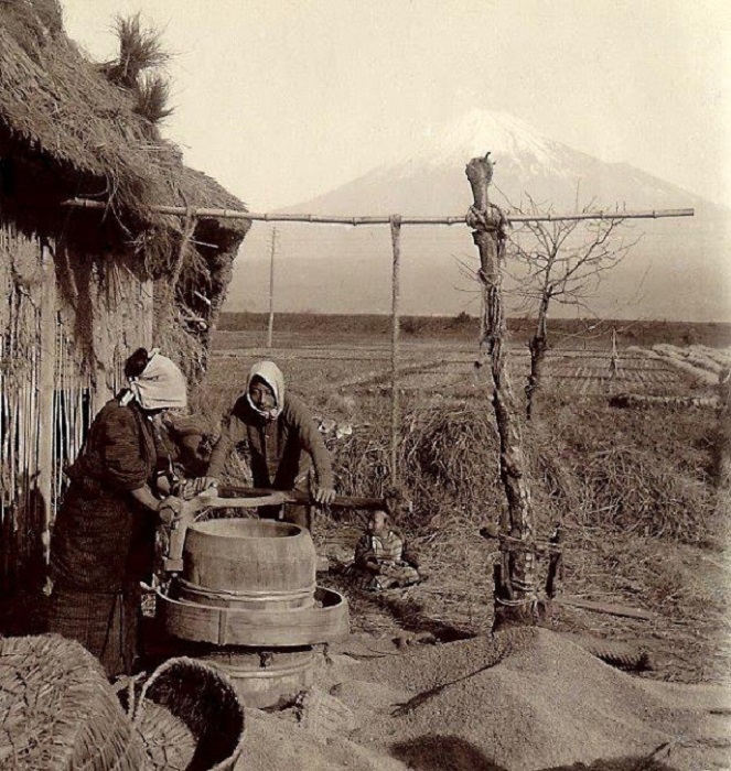 Фермер и его жена трудятся в тени горы Фудзияма, 1898 год.