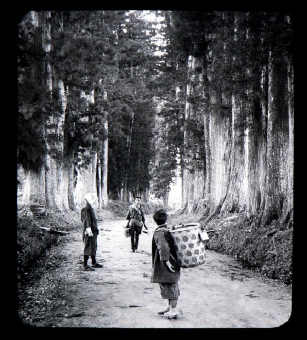 Мужчины селения Imaichi возвращаться с рынка в Nikko, 1897 год.