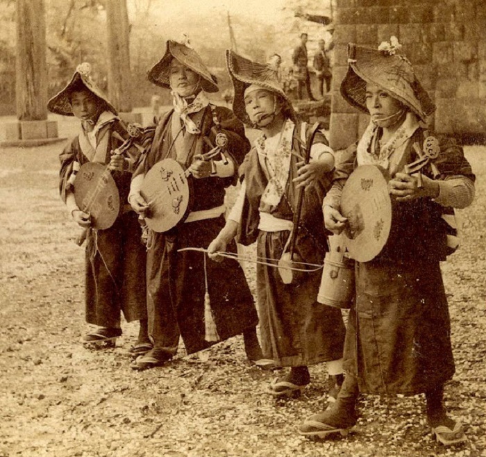 Бродячие музыканты создавали свои песни, которые понятны без знания японского языка, 1900 год.