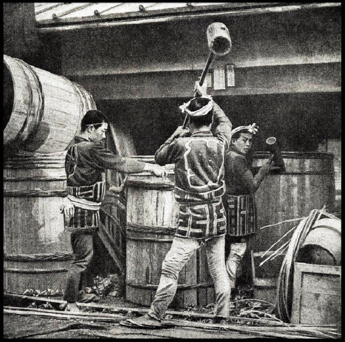 Набивание плетеного бамбука для обвязки гигантских бочек, 1899 год.