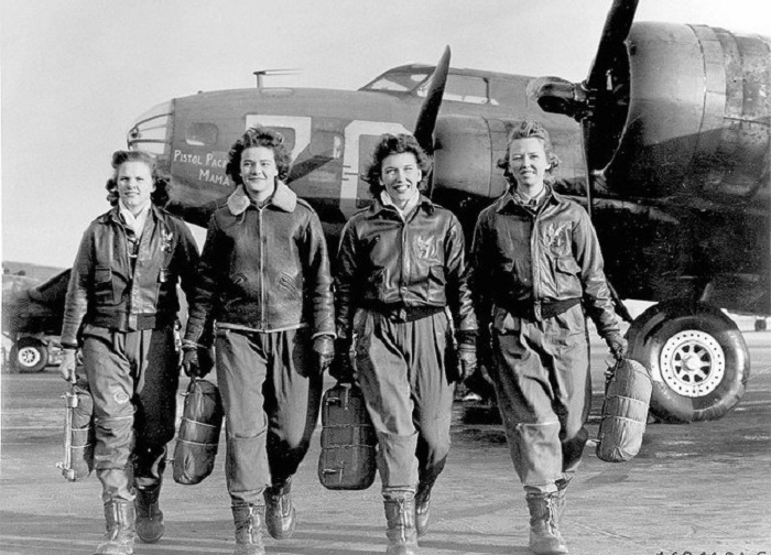 Женщины-пилоты только что вышедшие из своих самолетов В-17.