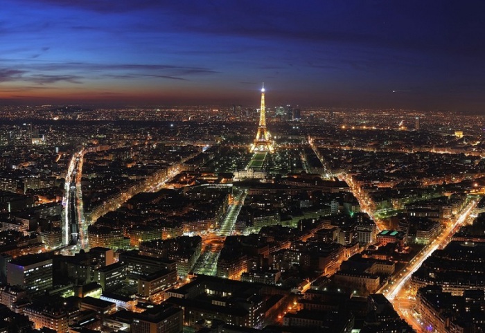 Вид на ночной Париж, который весь в огнях.