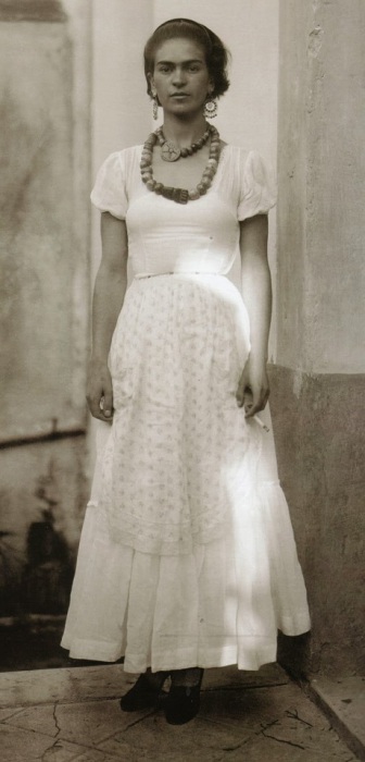 После аварии Фрида Кало носила длинные юбки и брюки, закрывающие ноги.