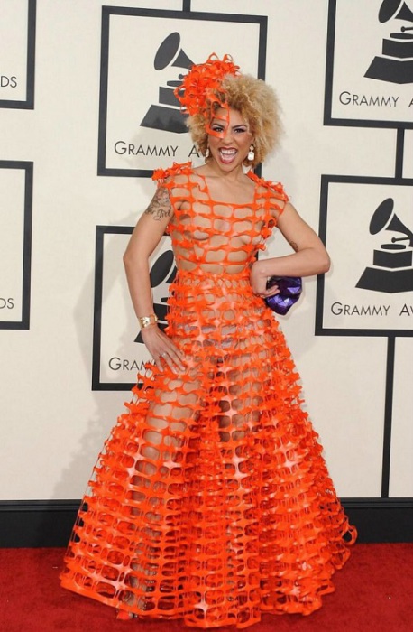 Певица явилась на церемонию в абсолютно прозрачном платье из оранжевой пластиковой сетки.