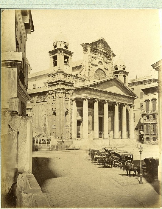 Базилика Святейшего Благовещения, находится на площади делла Нунциата в историческом центре города.