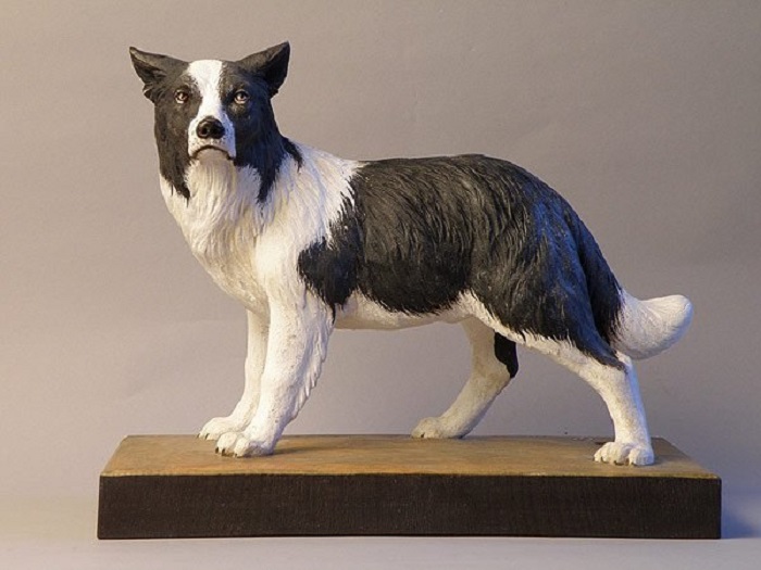 Искусно вырезанная скульптура пастушьей собаки авторства Джузеппе Румерио (Giuseppe Rumerio). | Фото: wood-sculptor.info