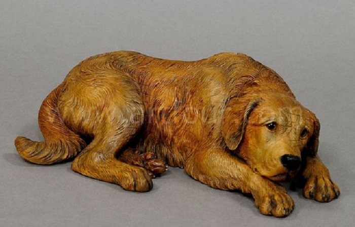 Скульптура грустного пса, вырезанная из дерева неизвестным автором. | Фото: pinterest.com