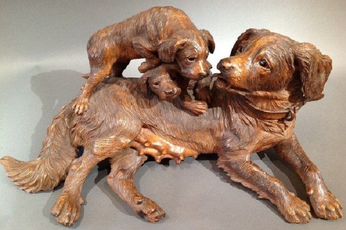 Антикварная скульптура собачьего семейства, вырезанная из дерева неизвестным автором (около 1880 года). | Фото: pinterest.com